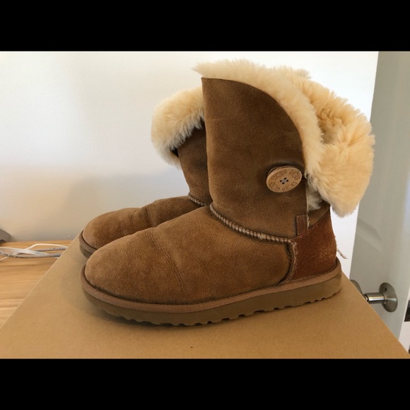 Uggs with box - Picture 1 of 3